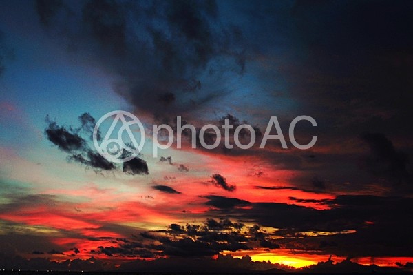 フィリピン上空の彩雲 フィリピン上空の彩雲の写真