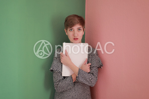 本と外国人モデル 本と外国人モデルの写真