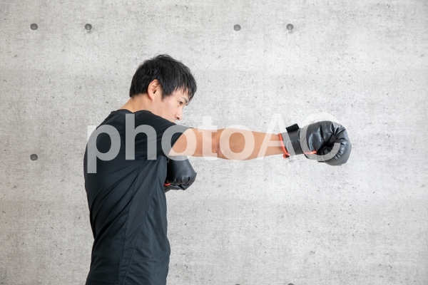 ボクシングする男性 ボクシングする男性の写真
