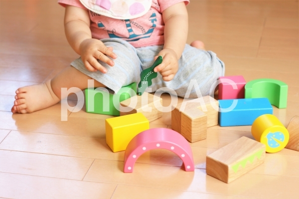 おもちゃで遊ぶ幼児 おもちゃで遊ぶ幼児の写真