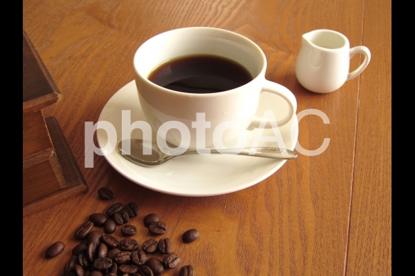 コーヒーとコーヒー豆 コーヒーとコーヒー豆の写真