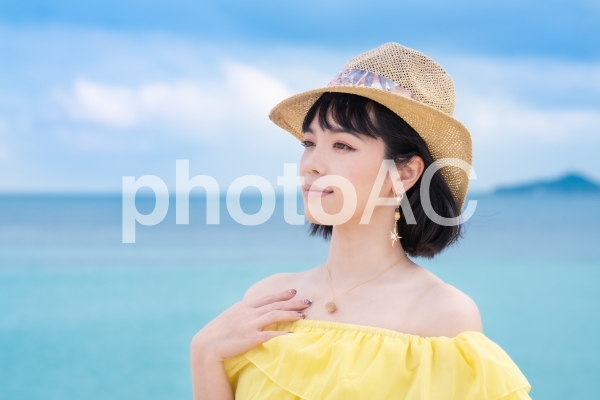 夏の海辺の女性 夏の海辺の女性の写真