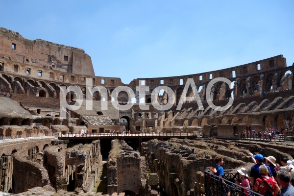イタリア ローマ コロッセオと観光客 イタリア ローマ コロッセオと観光客の写真