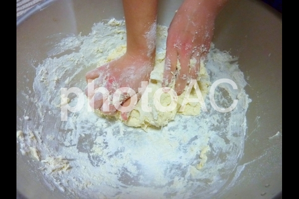 うどんを打つ手 うどんを打つ手の写真