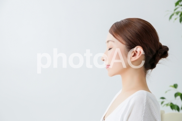 女性の横顔1(目を瞑る) 女性の横顔1(目を瞑る)の写真