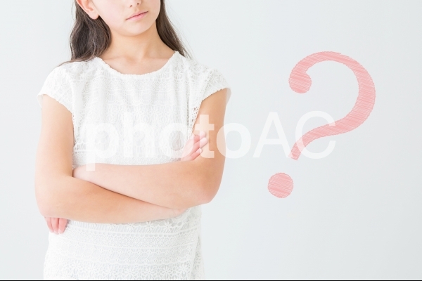 疑問を抱える女の子 疑問を抱える女の子の写真