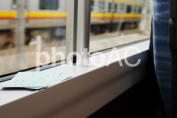 電車旅行 窓際の席 電車旅行 窓際の席の写真