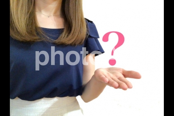 疑問を投げかける女性 疑問を投げかける女性の写真