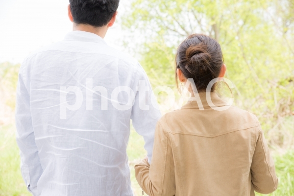 手をつなぐ男女 手をつなぐ男女の写真