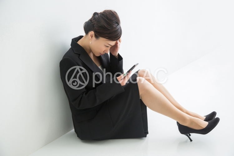 切抜psd スマートフォンを見て落ち込む女性 No 写真素材なら 写真ac 無料 フリー ダウンロードok