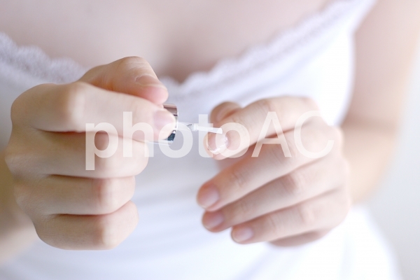 ネイルをする女性 ネイルをする女性の写真