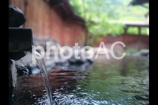 露天風呂の源泉 露天風呂の源泉の写真