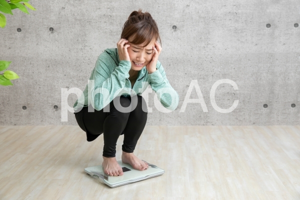 ダイエットに悩む女性 ダイエットに悩む女性の写真