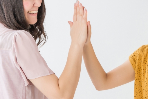 ハイタッチする女性