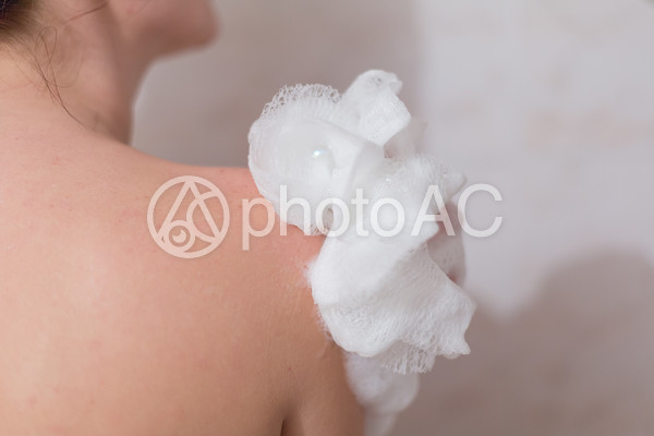 体を洗う女性1 体を洗う女性1の写真