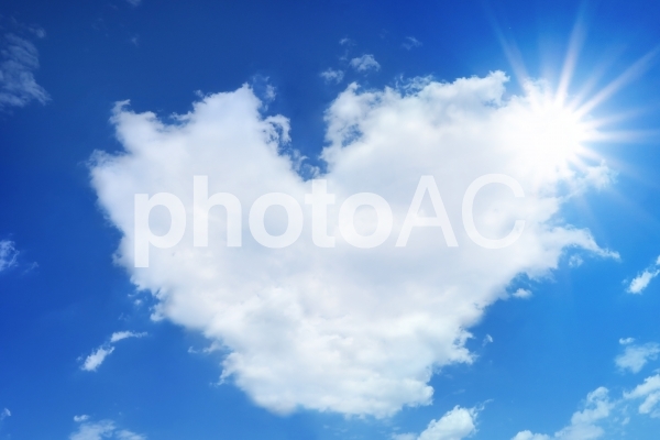 夏の太陽とハート型の雲と青空 夏の太陽とハート型の雲と青空の写真