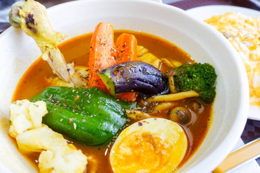 スープカレー スープカレー 野菜 ピーマン 卵 カレーライス 食事 食べ物 北海道 ブロッコリー なすび ニンジン 人参 ベジタブル きのこ ヘルシー 辛い 美味しい 食べる 名物