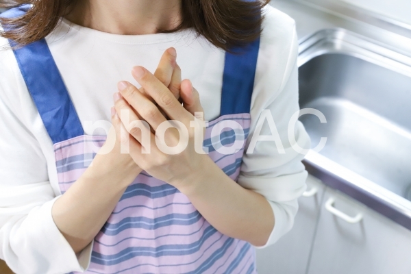 女性の手元 家事イメージ 女性の手元 家事イメージの写真