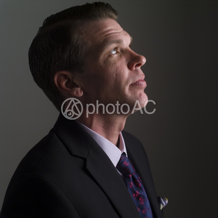 スーツを着た横顔の外国人男性5 No 5572 写真素材なら 写真ac 無料 フリー ダウンロードok