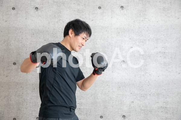 ボクシングする男性 ボクシングする男性の写真