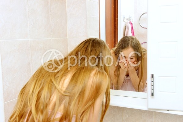 洗顔をする外国人女性 洗顔をする外国人女性の写真