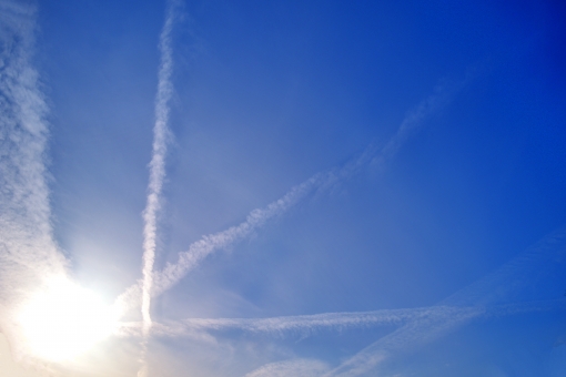 雲 青空 眺め 爽快 飛行機雲 旅行,夏,ナチュラル,空,青空,晴れ,風景,広告,コピースペース,行楽,観光,天気,白,青,自然,背景,癒し,雲,7月,8月,希望,環境,爽やか,初夏,壁紙,季節,深呼吸,テクスチャ,鮮やか,日焼け,UV,やすらぎ,テキス 雲 青空 眺め 爽快 飛行機雲 旅行,夏,ナチュラル,空,青空,晴れ,風景,広告,コピースペース,行楽,観光,天気,白,青,自然,背景,癒し,雲,7月,8月,希望,環境,爽やか,初夏,壁紙,季節,深呼吸,テクスチャ,鮮やか,日焼け,UV,やすらぎ,テキスの写真