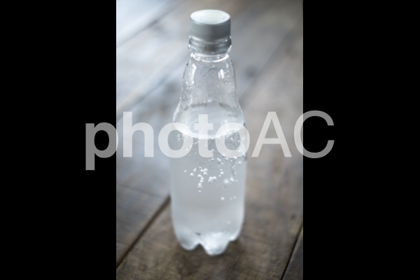 ペットボトルの炭酸水 ペットボトルの炭酸水の写真