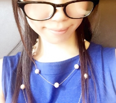黒縁めがねの写真素材 写真素材なら 写真ac 無料 フリー ダウンロードok