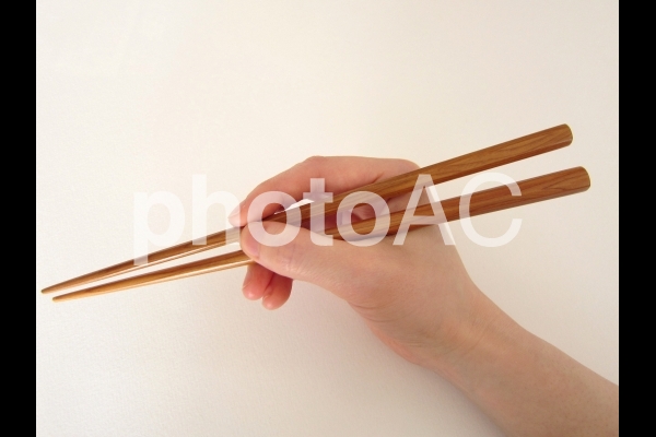箸を持つ手 箸を持つ手の写真