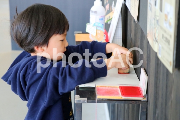 スタンプラリーでスタンプを押す子供 スタンプラリーでスタンプを押す子供の写真