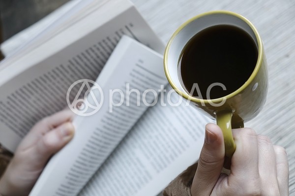 読書をしながらコーヒーを持つ手 No 写真素材なら 写真ac 無料 フリー ダウンロードok