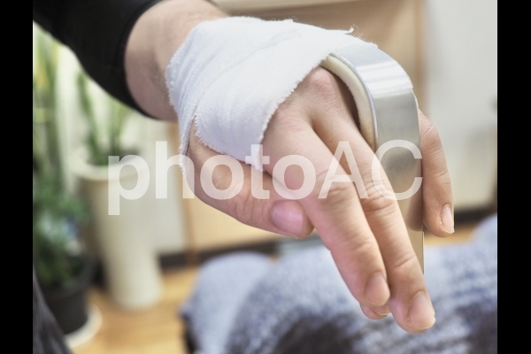 骨折 包帯 ケガ 固定 副木 男性 骨折 包帯 ケガ 固定 副木 男性の写真