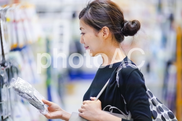 買い物をする女性 買い物をする女性の写真