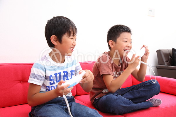 ゲームをする子供6 ゲームをする子供6の写真