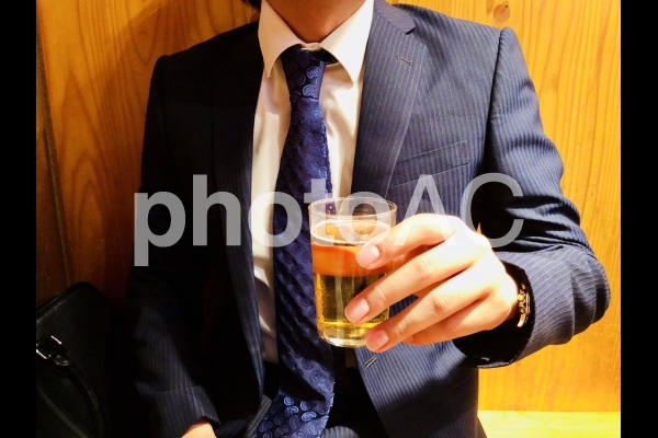 会社帰りのサラリーマン 会社帰りのサラリーマンの写真