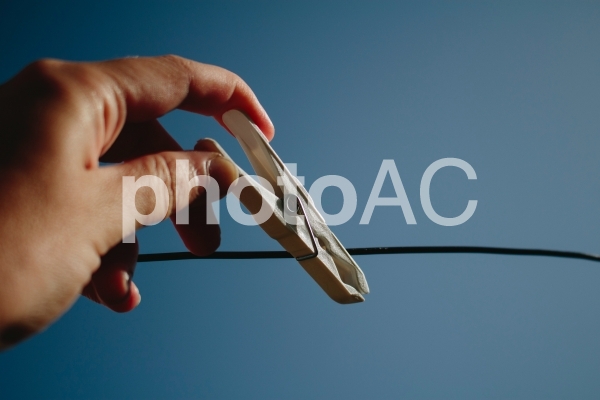 洗濯ロープの洗濯バサミをつまむ手1 No 写真素材なら 写真ac 無料 フリー ダウンロードok
