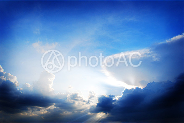 陽光輝く青い空 陽光輝く青い空の写真