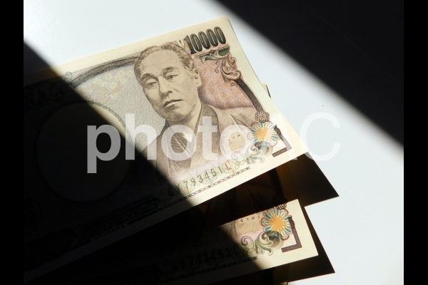 1万円札と光と影 1万円札と光と影の写真