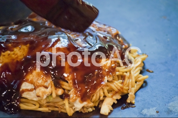 お好み焼きを焼く お好み焼きを焼くの写真
