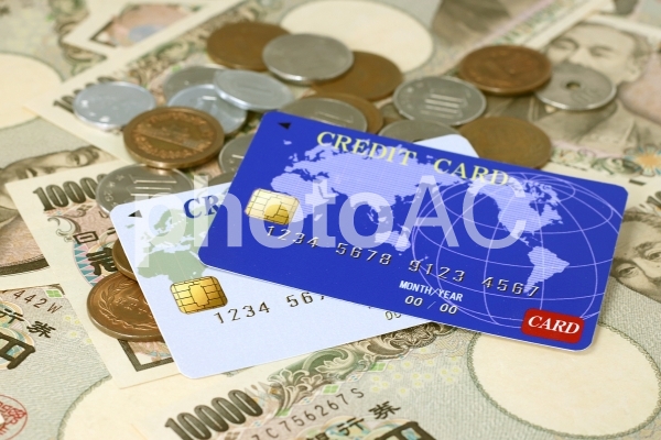 クレジットカードと現金 クレジットカードと現金の写真