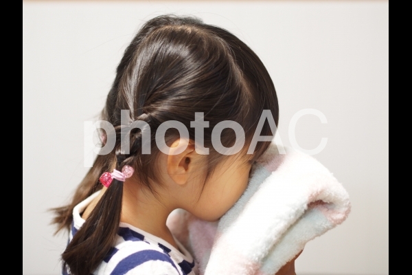 タオルと女の子 タオルと女の子の写真