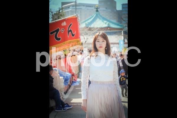 お祭りデートする女性 お祭りデートする女性の写真
