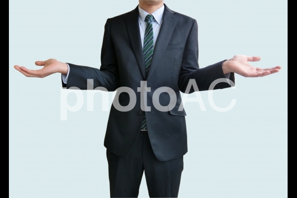 ビジネスでお手上げな男性-青背景 ビジネスでお手上げな男性-青背景の写真