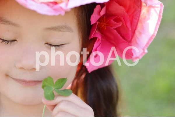 四つ葉と子供 四つ葉と子供の写真