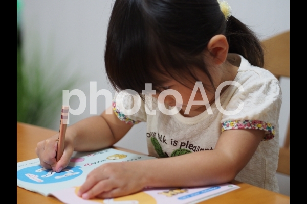 ひらがなの勉強をする女の子5 ひらがなの勉強をする女の子5の写真