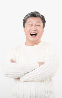 50代 中年 中高年 シニア ポーズ 白背景 白バック 白髪 しらが グレー グレーヘア 短髪 父 お父さん おじさん おじいさん おじいちゃん 目上 セーター 白いセーター 私服 プライベート 腕組み 腕 組む 笑顔 スマイル 大笑い 日本人 男性 男 mdjms013