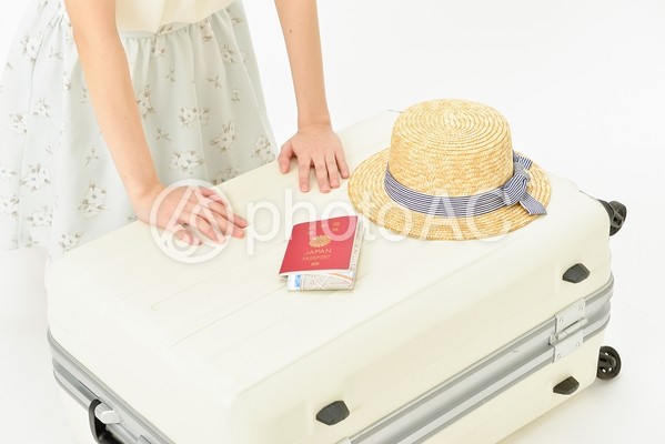 キャリーバッグに荷物を詰める女性3 キャリーバッグに荷物を詰める女性3の写真