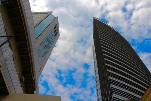 ビルと青空の写真
