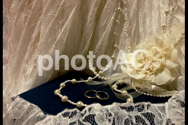 結婚指輪 レースとコサージュネックレス 結婚指輪 レースとコサージュネックレスの写真