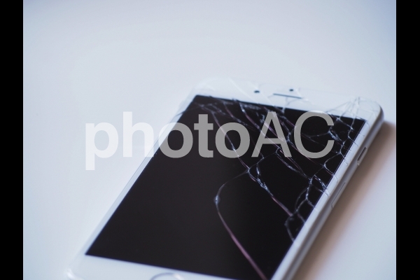 画面が割れて残念なスマホ1 画面が割れて残念なスマホ1の写真